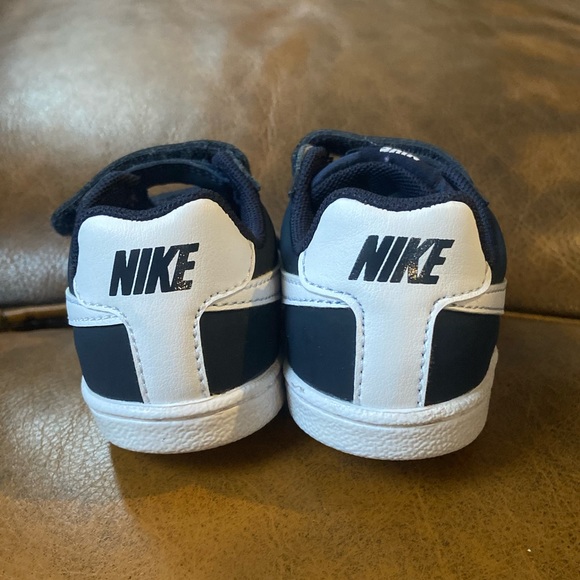 Nike toddler size 6 running shoes - Picture 3 of 6
